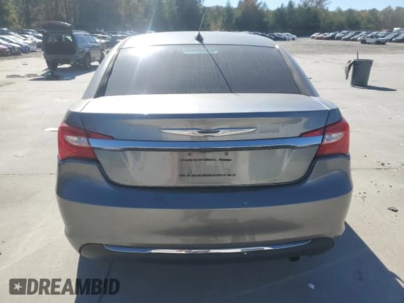 ✅ 2012 Chrysler 200 Touring • VIN: 1C3CCBBB3CN117615 • Lot: 93116135. Wystawiony na Copart z przebiegiem 208 614 mil. Bezpłatny archiwum sprzedaży aukcyjnych z USA i szczegółowy raport historii pojazdu na DreamBid. Zdjęcie 6.