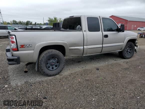 2005 GMC Sierra 1500 SLE with VIN 2GTEK19V751136724, listed as a Copart auction lot 71439045 with 281,062 mi miles and Salvage title. Bid and sale history available at DreamBid. Image 3.