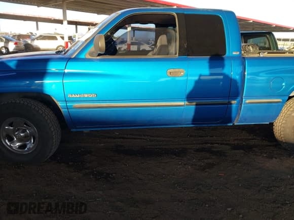 ✅ 1998 Dodge 1500 • VIN: 1B7HC13Z4WJ172187 • Lot: 43825274. Wystawiony na IAAI z przebiegiem 184 337 mil. Bezpłatny archiwum sprzedaży aukcyjnych z USA i szczegółowy raport historii pojazdu na DreamBid. Zdjęcie 3.