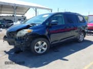 ✅ 2012 Toyota Sienna LE AAS • VIN: 5TDKK3DC5CS193806 • Лот: 43175998. Опубликован ранее на IAAI с пробегом 155 080 миль. Бесплатный доступ к архиву аукционных продаж из США и подробный отчёт об истории автомобиля на DreamBid. Изображение 2.