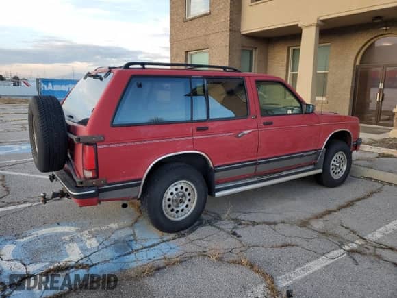 1994 Chevrolet Blazer z VIN 1GNDT13W4R0153113, wystawiony jako Copart lot #89480155 z przebiegiem 198 209 mil mil oraz Czysty tytuł • Clean title. Historia ofert i sprzedaży dostępna na DreamBid. Obrazek 3.