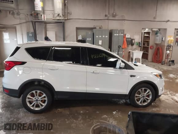 ✅ 2019 Ford Escape SE • VIN: 1FMCU9GD4KUC48001 • Lot: 43860214. Wystawiony na IAAI z przebiegiem 244 371 mil. Bezpłatny archiwum sprzedaży aukcyjnych z USA i szczegółowy raport historii pojazdu na DreamBid. Zdjęcie 13.