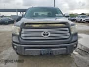 ✅ 2017 Toyota Tundra Platinum • VIN: 5TFAW5F1XHX600172 • Lot: 81999115. Wystawiony na Copart z przebiegiem 305 701 mil. Bezpłatny archiwum sprzedaży aukcyjnych z USA i szczegółowy raport historii pojazdu na DreamBid. Zdjęcie 5.