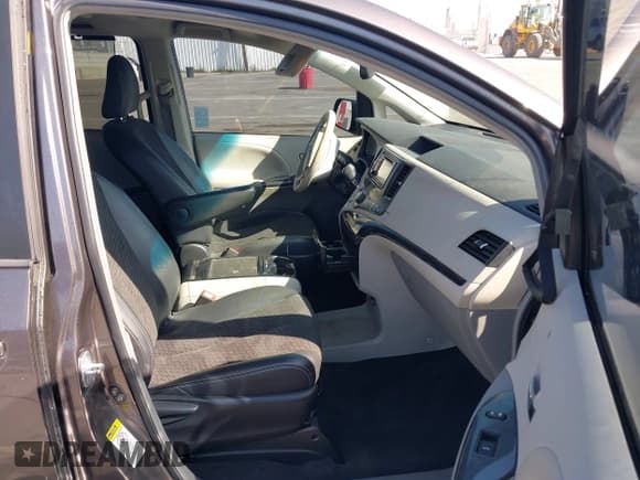 ✅ 2012 Toyota Sienna SE • VIN: 5TDXK3DCXCS233593 • Lot: 41959611. Listed on IAAI with 85,558 mi. Free auction sales archive from the USA and detailed vehicle history report at DreamBid. Image 5.