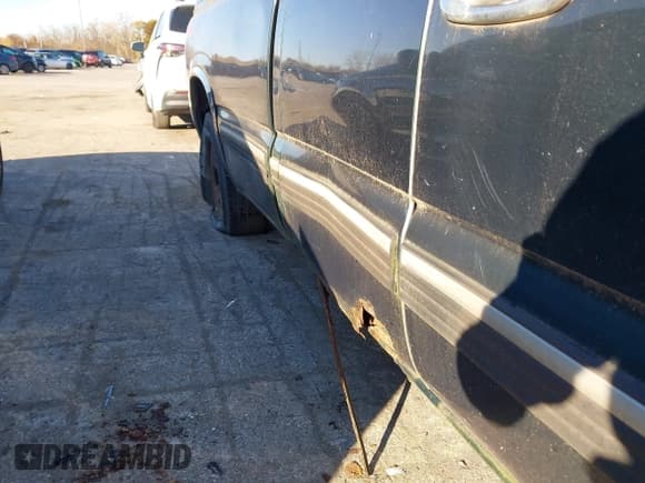 ✅ 2002 Chevrolet Silverado 1500 • VIN: 1GCEC19V32E288524 • Lot: 43616291. Wystawiony na IAAI z przebiegiem 185 847 mil. Bezpłatny archiwum sprzedaży aukcyjnych z USA i szczegółowy raport historii pojazdu na DreamBid. Zdjęcie 6.