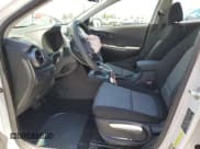 ✅ 2021 Hyundai Kona SE • VIN: KM8K12AA4MU601821 • Лот: 58746413. Опубликован ранее на Copart с пробегом 17 702 миль. Бесплатный доступ к архиву аукционных продаж из США и подробный отчёт об истории автомобиля на DreamBid. Изображение 7.