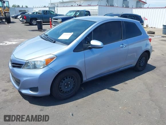 ✅ 2012 Toyota Yaris L • VIN: JTDJTUD34CD507374 • Lot: 42495193. Wystawiony na IAAI z przebiegiem 213 915 mil. Bezpłatny archiwum sprzedaży aukcyjnych z USA i szczegółowy raport historii pojazdu na DreamBid. Zdjęcie 2.