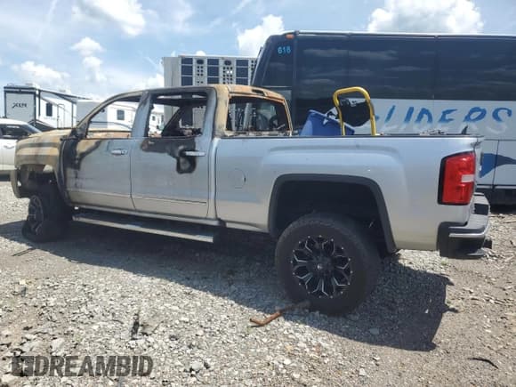 ✅ 2018 GMC Sierra 2500HD Denali • VIN: 1GT12UEY2JF114911 • Lot: 61385685. Wystawiony na Copart z przebiegiem Nie podano. Bezpłatny archiwum sprzedaży aukcyjnych z USA i szczegółowy raport historii pojazdu na DreamBid. Zdjęcie 2.