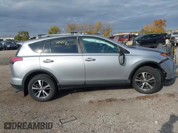 ✅ 2016 Toyota RAV4 XLE • VIN: 2T3RFREV3GW530029 • Lot: 43581002. Wystawiony na IAAI z przebiegiem 95 589 mil. Bezpłatny archiwum sprzedaży aukcyjnych z USA i szczegółowy raport historii pojazdu na DreamBid. Zdjęcie 13.