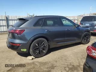 ✅ 2024 Audi Q8 e-tron Prestige • VIN: WA16ABGE2RB006933 • Lot: 72645354. Wystawiony na Copart z przebiegiem 8 794 mil. Bezpłatny archiwum sprzedaży aukcyjnych z USA i szczegółowy raport historii pojazdu na DreamBid. Zdjęcie 3.