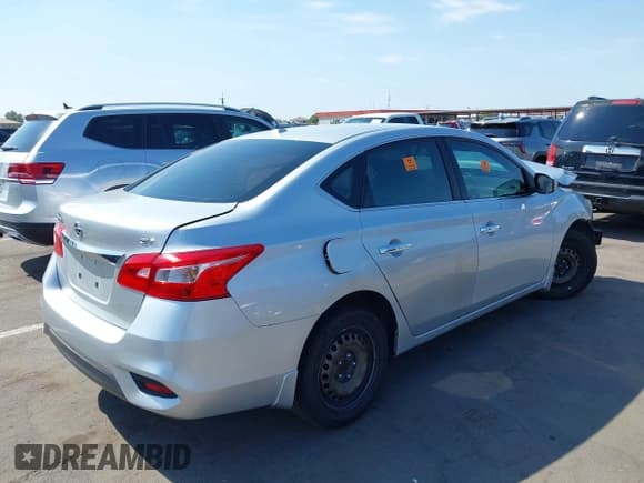 ✅ 2017 Nissan Sentra S • VIN: 3N1AB7AP3HY409102 • Lot: 43073487. Wystawiony na IAAI z przebiegiem Nie podano. Bezpłatny archiwum sprzedaży aukcyjnych z USA i szczegółowy raport historii pojazdu na DreamBid. Zdjęcie 4.