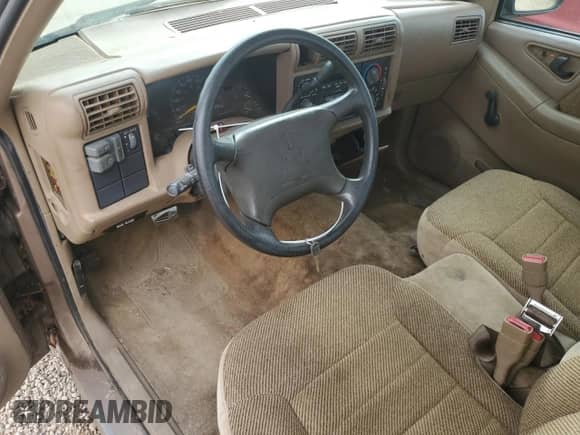 1996 Chevrolet S-10 LS с VIN 1GCCS19X0T8230365, выставлен на аукционе Copart как лот 73226094 с пробегом 194 758 миль миль и Списание • Salvage title. История ставок и продаж доступна на DreamBid. Изображение 8.