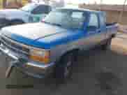 1993 Dodge Dakota z VIN 1B7GL23Y8PS210332, wystawiony jako IAAI lot #41875038 z przebiegiem 215 599 mil mil oraz . Historia ofert i sprzedaży dostępna na DreamBid. Obrazek 2.