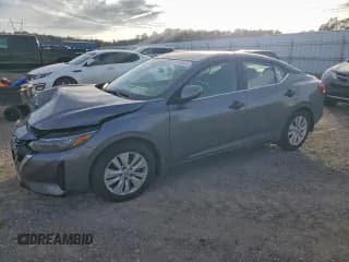 ✅ 2025 Nissan Sentra S • VIN: 3N1AB8BV9SY215443 • Лот: 93952495. Опубликован ранее на Copart с пробегом 15 812 миль. Бесплатный доступ к архиву аукционных продаж из США и подробный отчёт об истории автомобиля на DreamBid. Изображение 1.