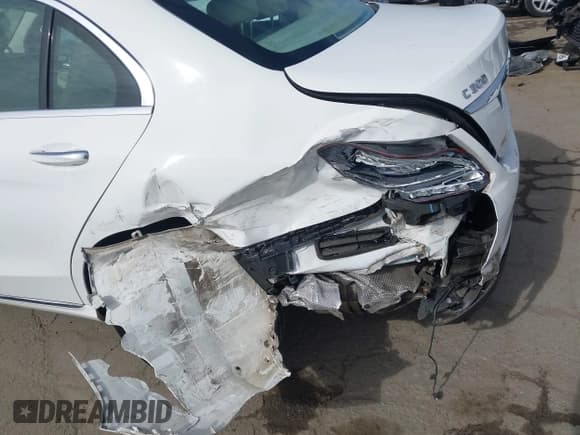 ✅ 2018 Mercedes-Benz C 300 • VIN: WDDWF4KB5JR319251 • Lot: 43263094. Listed on IAAI with 103,109 mi. Free auction sales archive from the USA and detailed vehicle history report at DreamBid. Image 6.