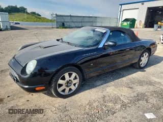 ✅ 2003 Ford Thunderbird Deluxe • VIN: 1FAHP60A03Y104817 • Лот: 63783485. Опубликован ранее на Copart с пробегом 106 673 миль. Бесплатный доступ к архиву аукционных продаж из США и подробный отчёт об истории автомобиля на DreamBid. Изображение 1.