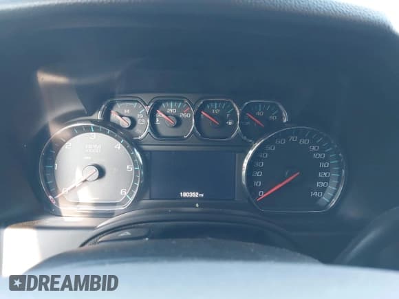 ✅ 2016 Chevrolet Suburban LTZ • VIN: 1GNSCJKC6GR415933 • Lot: 42956452. Wystawiony na IAAI z przebiegiem 180 352 mil. Bezpłatny archiwum sprzedaży aukcyjnych z USA i szczegółowy raport historii pojazdu na DreamBid. Zdjęcie 7.