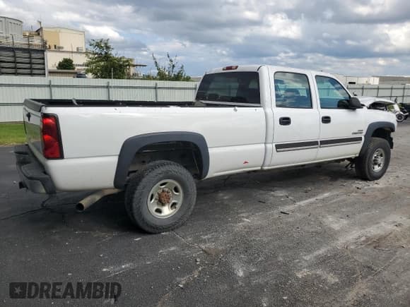 ✅ 2006 Chevrolet Silverado 2500HD Work Truck • VIN: 1GCHC23D06F231118 • Лот: 65697235. Опубликован ранее на Copart с пробегом 142 130 миль. Бесплатный доступ к архиву аукционных продаж из США и подробный отчёт об истории автомобиля на DreamBid. Изображение 3.