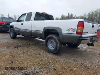 2000 Chevrolet Silverado 2500 LT z VIN 1GCGK29U5YE396273, wystawiony jako IAAI lot #41957044 z przebiegiem 93 031 mil mil oraz . Historia ofert i sprzedaży dostępna na DreamBid. Obrazek 3.