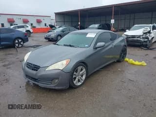 ✅ 2010 Hyundai Genesis Coupe • VIN: KMHHU6KH3AU008595 • Lot: 41967658. Wystawiony na IAAI z przebiegiem 174 161 mil. Bezpłatny archiwum sprzedaży aukcyjnych z USA i szczegółowy raport historii pojazdu na DreamBid. Zdjęcie 2.