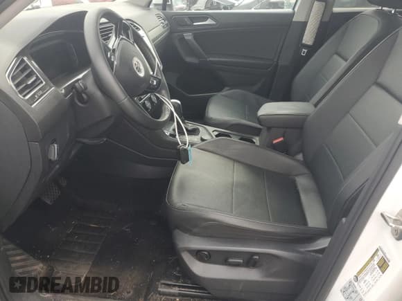 ✅ 2020 Volkswagen Tiguan SE • VIN: 3VV2B7AXXLM006429 • Lot: 90923525. Wystawiony na Copart z przebiegiem 66 300 mil. Bezpłatny archiwum sprzedaży aukcyjnych z USA i szczegółowy raport historii pojazdu na DreamBid. Zdjęcie 7.