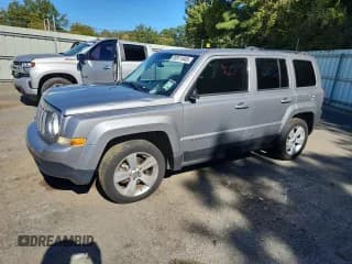 ✅ 2016 Jeep Patriot Latitude • VIN: 1C4NJPFB0GD576887 • Лот: 90511845. Опубликован ранее на Copart с пробегом 200 652 миль. Бесплатный доступ к архиву аукционных продаж из США и подробный отчёт об истории автомобиля на DreamBid. Изображение 1.