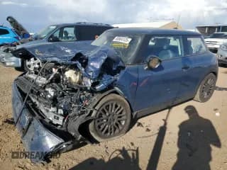 ✅ 2025 MINI Hardtop Cooper S • VIN: WMW23GD01S2X02450 • Lot: 80864125. Wystawiony na Copart z przebiegiem 6 108 mil. Bezpłatny archiwum sprzedaży aukcyjnych z USA i szczegółowy raport historii pojazdu na DreamBid. Zdjęcie 1.