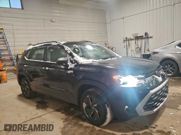 ✅ 2025 Volkswagen Taos S • VIN: 3VV5C7B24SM033332 • Лот: 95617125. Опубликован ранее на Copart с пробегом 26 778 миль. Бесплатный доступ к архиву аукционных продаж из США и подробный отчёт об истории автомобиля на DreamBid. Изображение 4.