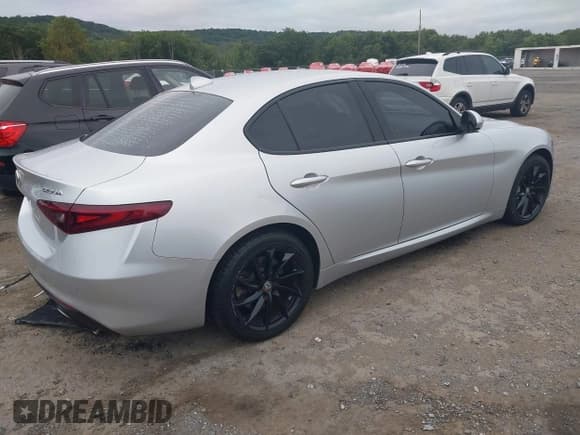 ✅ 2017 Alfa Romeo Giulia • VIN: ZARFAEDN6H7527852 • Lot: 42998868. Wystawiony na IAAI z przebiegiem 74 465 mil. Bezpłatny archiwum sprzedaży aukcyjnych z USA i szczegółowy raport historii pojazdu na DreamBid. Zdjęcie 4.