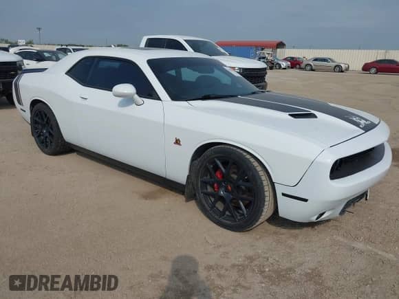 2015 Dodge Challenger R/T Scat Pack z VIN 2C3CDZFJ6FH757466, wystawiony jako IAAI lot #43039796 z przebiegiem 120 512 mil mil oraz . Historia ofert i sprzedaży dostępna na DreamBid. Obrazek 1.
