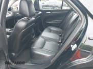 ✅ 2016 Chrysler 300 Limited • VIN: 2C3CCARG5GH213126 • Lot: 42325801. Wystawiony na IAAI z przebiegiem 180 281 mil. Bezpłatny archiwum sprzedaży aukcyjnych z USA i szczegółowy raport historii pojazdu na DreamBid. Zdjęcie 8.