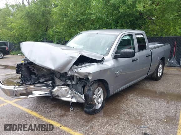 2024 Ram 1500 SLT z VIN 1C6RR6GG7RS122639, wystawiony jako IAAI lot #42777473 z przebiegiem 46 397 mil mil oraz . Historia ofert i sprzedaży dostępna na DreamBid. Obrazek 17.