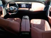 ✅ 2022 BMW iX xDrive50 • VIN: WB523CF07NCK56145 • Lot: 60202103. Wystawiony na Copart z przebiegiem 10 822 mil. Bezpłatny archiwum sprzedaży aukcyjnych z USA i szczegółowy raport historii pojazdu na DreamBid. Zdjęcie 8.