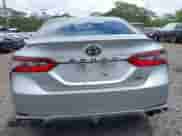 2022 Toyota Camry SE z VIN 4T1T11AK6NU643562, wystawiony jako IAAI lot #42478394 z przebiegiem 27 570 mil mil oraz . Historia ofert i sprzedaży dostępna na DreamBid. Obrazek 16.