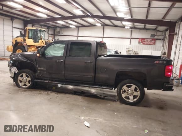 ✅ 2015 Chevrolet Silverado 2500HD LT • VIN: 1GC1KVEG1FF667893 • Lot: 42190250. Wystawiony na IAAI z przebiegiem 216 407 mil. Bezpłatny archiwum sprzedaży aukcyjnych z USA i szczegółowy raport historii pojazdu na DreamBid. Zdjęcie 15.
