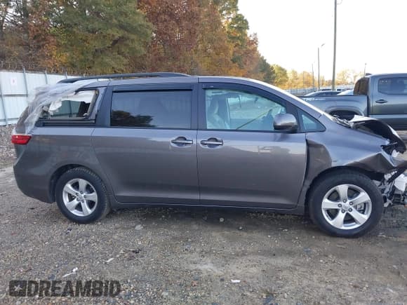 ✅ 2016 Toyota Sienna LE • VIN: 5TDKK3DC5GS712732 • Lot: 43641720. Listed on IAAI with 26,839 mi. Free auction sales archive from the USA and detailed vehicle history report at DreamBid. Image 13.