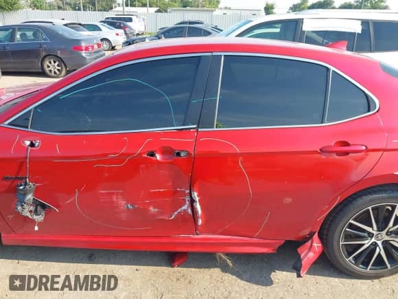 2022 Toyota Camry SE z VIN 4T1G11AK7NU036054, wystawiony jako IAAI lot #43036833 z przebiegiem 106 915 mil mil oraz . Historia ofert i sprzedaży dostępna na DreamBid. Obrazek 15.