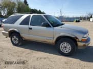 ✅ 2005 Chevrolet Blazer LS • VIN: 1GNCT18X55K111366 • Lot: 54942375. Wystawiony na Copart z przebiegiem Nie podano. Bezpłatny archiwum sprzedaży aukcyjnych z USA i szczegółowy raport historii pojazdu na DreamBid. Zdjęcie 4.