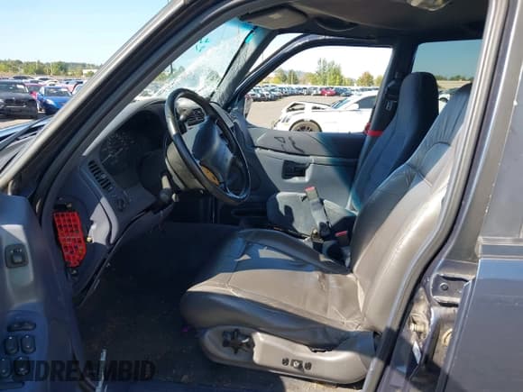 ✅ 1998 Ford Explorer XL • VIN: 1FMZU34X9WZA33714 • Lot: 42191333. Listed on IAAI with 283,124 mi. Free auction sales archive from the USA and detailed vehicle history report at DreamBid. Image 5.