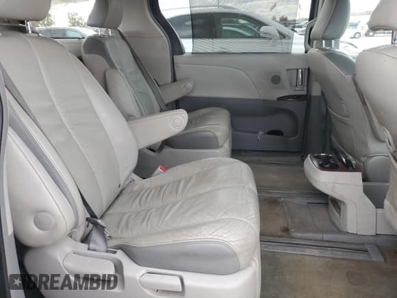 ✅ 2011 Toyota Sienna XLE • VIN: 5TDDK3DC2BS021790 • Лот: 89738505. Опубликован ранее на Copart с пробегом 271 209 миль. Бесплатный доступ к архиву аукционных продаж из США и подробный отчёт об истории автомобиля на DreamBid. Изображение 11.