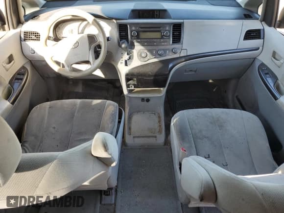 ✅ 2012 Toyota Sienna • VIN: 5TDZK3DC3CS210035 • Lot: 83798255. Wystawiony na Copart z przebiegiem 319 065 mil. Bezpłatny archiwum sprzedaży aukcyjnych z USA i szczegółowy raport historii pojazdu na DreamBid. Zdjęcie 8.