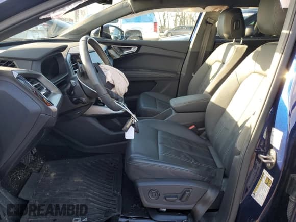 ✅ 2022 Audi Q4 e-tron Premium Plus • VIN: WA1H2BFZ0NP054681 • Lot: 85513234. Wystawiony na Copart z przebiegiem 21 081 mil. Bezpłatny archiwum sprzedaży aukcyjnych z USA i szczegółowy raport historii pojazdu na DreamBid. Zdjęcie 7.