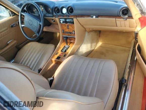 ✅ 1986 Mercedes-Benz 560 SL • VIN: WDBBA48D3GA036952 • Lot: 65465294. Wystawiony na Copart z przebiegiem 167 045 mil. Bezpłatny archiwum sprzedaży aukcyjnych z USA i szczegółowy raport historii pojazdu na DreamBid. Zdjęcie 8.