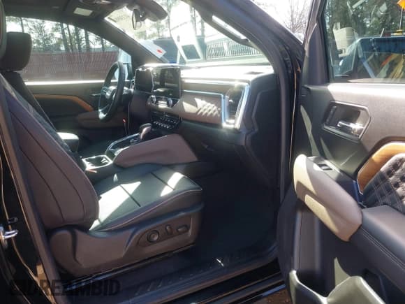 ✅ 2023 GMC Canyon 4WD Denali • VIN: 1GTP6FEK9P1146606 • Lot: 41330983. Wystawiony na IAAI z przebiegiem 18 907 mil. Bezpłatny archiwum sprzedaży aukcyjnych z USA i szczegółowy raport historii pojazdu na DreamBid. Zdjęcie 5.