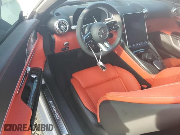 ✅ 2024 Mercedes-Benz AMG GT • VIN: W1KRJ7JB4RF001052 • Lot: 73825244. Wystawiony na Copart z przebiegiem Nie podano. Bezpłatny archiwum sprzedaży aukcyjnych z USA i szczegółowy raport historii pojazdu na DreamBid. Zdjęcie 8.