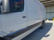 ✅ 2012 Mercedes-Benz Sprinter Cargo • VIN: WD3PE8CB9C5695771 • Lot: 42894841. Wystawiony na IAAI z przebiegiem Nie podano. Bezpłatny archiwum sprzedaży aukcyjnych z USA i szczegółowy raport historii pojazdu na DreamBid. Zdjęcie 6.