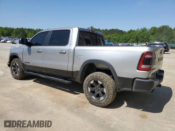 2020 Ram 1500 Rebel z VIN 1C6RRELT0LN303553, wystawiony jako Copart lot #53488355 z przebiegiem 110 673 mil mil oraz Szkoda całkowita • Salvage title. Historia ofert i sprzedaży dostępna na DreamBid. Obrazek 2.