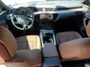 ✅ 2024 Audi Q8 e-tron Premium Plus • VIN: WA15AAGE7RB063361 • Lot: 86252055. Wystawiony na Copart z przebiegiem 7 848 mil. Bezpłatny archiwum sprzedaży aukcyjnych z USA i szczegółowy raport historii pojazdu na DreamBid. Zdjęcie 8.