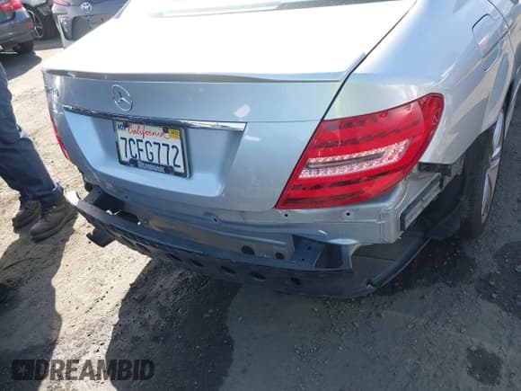 ✅ 2014 Mercedes-Benz C 250 Sport • VIN: WDDGF4HB4ER305973 • Lot: 41781503. Wystawiony na IAAI z przebiegiem 98 542 mil. Bezpłatny archiwum sprzedaży aukcyjnych z USA i szczegółowy raport historii pojazdu na DreamBid. Zdjęcie 18.