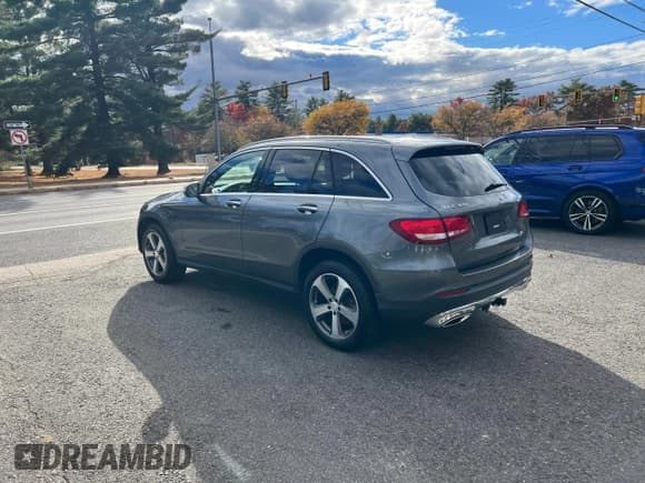 ✅ 2017 Mercedes-Benz GLC 300 • VIN: WDC0G4JB0HF127630 • Лот: 85416585. Опубликован ранее на Copart с пробегом 192 464 миль. Бесплатный доступ к архиву аукционных продаж из США и подробный отчёт об истории автомобиля на DreamBid. Изображение 3.